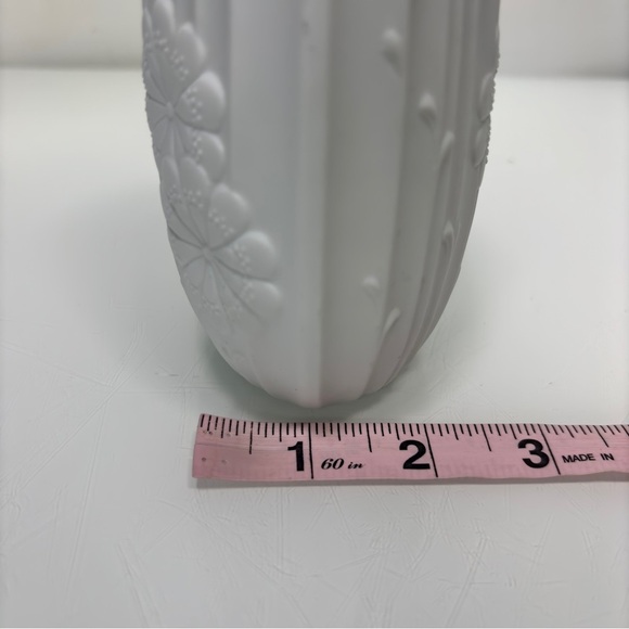 Vintage Kaiser White Bisque Porcelain Floral Pattern Jagged Edge Vase - Picture 9 of 11